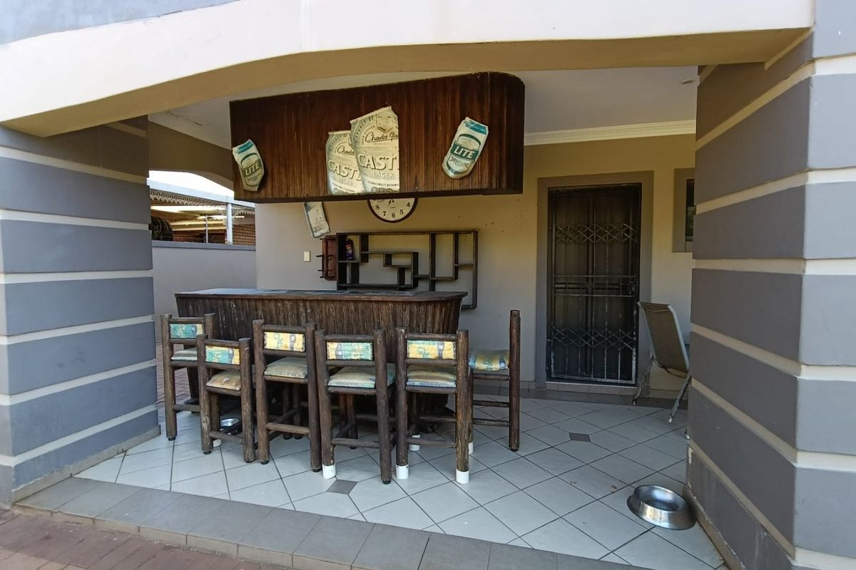 To let in Somerset Park,  4 bedroom double storey home with pool. - Photo 4