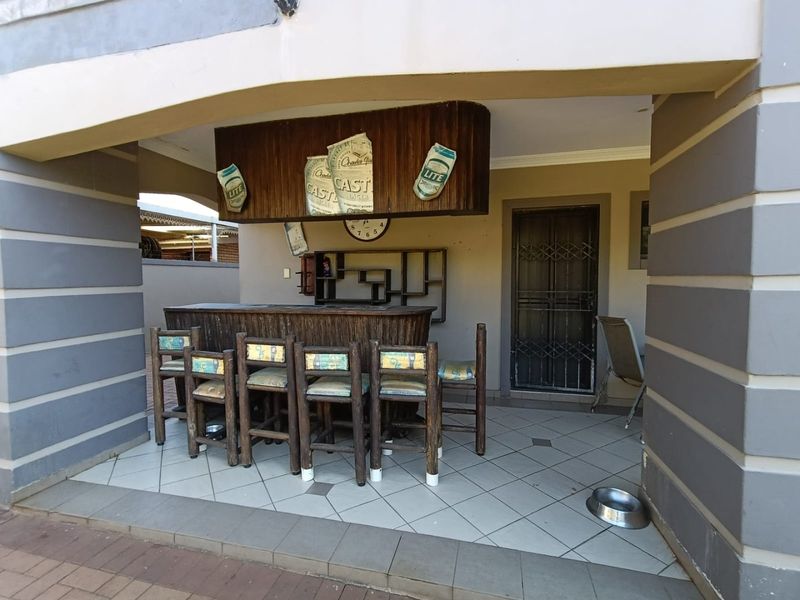 To let in Somerset Park,  4 bedroom double storey home with pool. - Photo 4