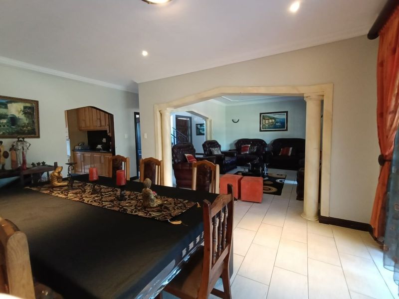 To let in Somerset Park,  4 bedroom double storey home with pool. - Photo 7