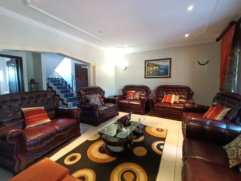 To let in Somerset Park,  4 bedroom double storey home with pool. - Photo 6