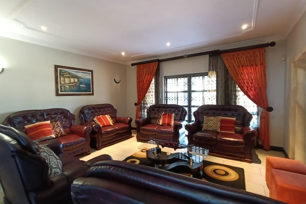 To let in Somerset Park,  4 bedroom double storey home with pool. - Photo 5
