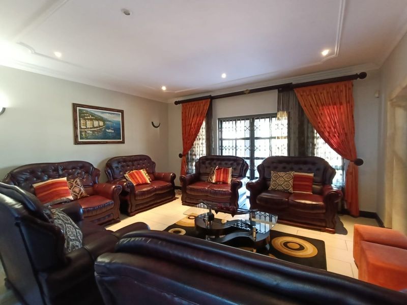 To let in Somerset Park,  4 bedroom double storey home with pool. - Photo 5