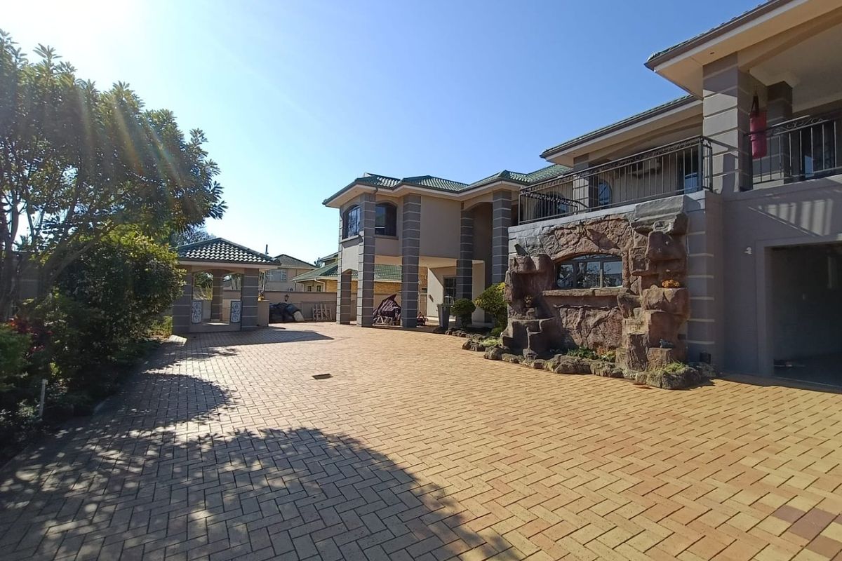 To let in Somerset Park,  4 bedroom double storey home with pool. - Photo 3