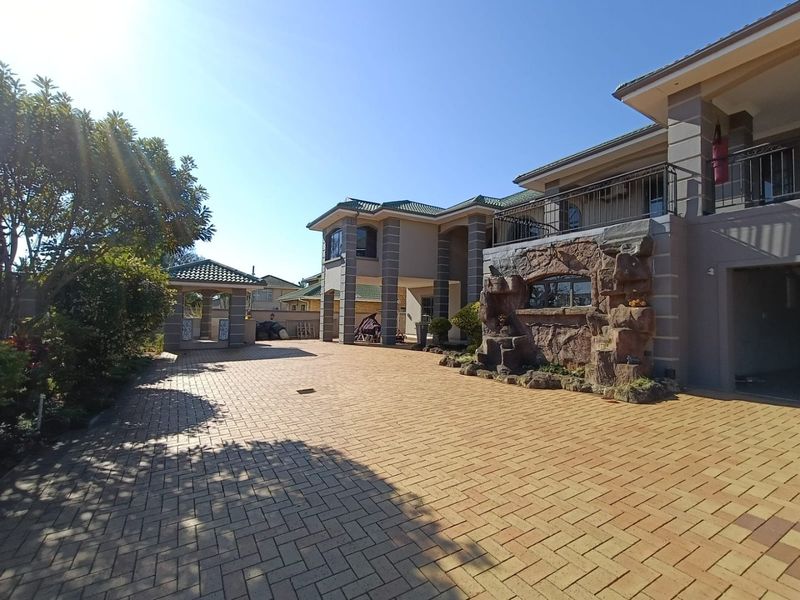 To let in Somerset Park,  4 bedroom double storey home with pool. - Photo 3