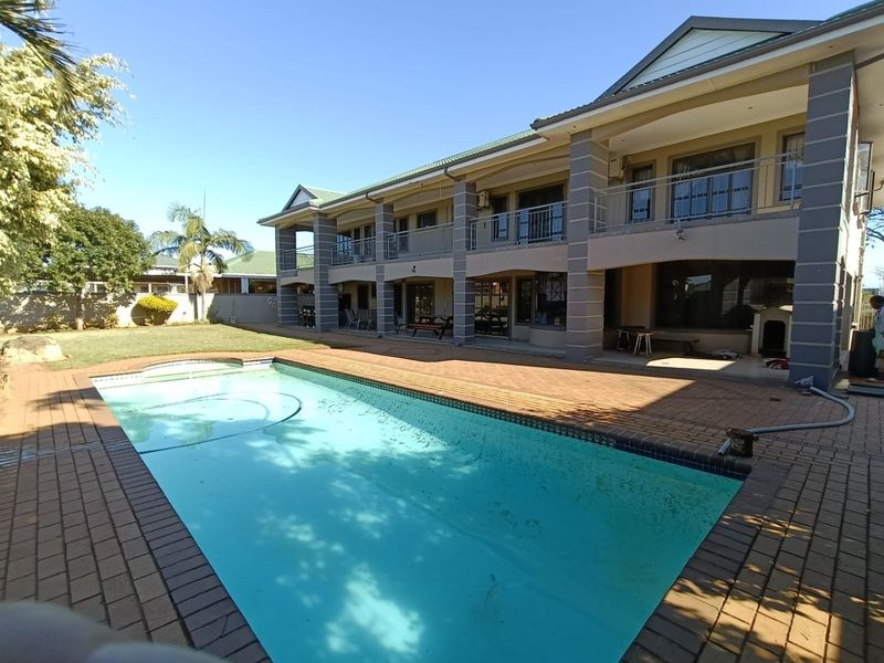 To let in Somerset Park,  4 bedroom double storey home with pool. - Photo 1