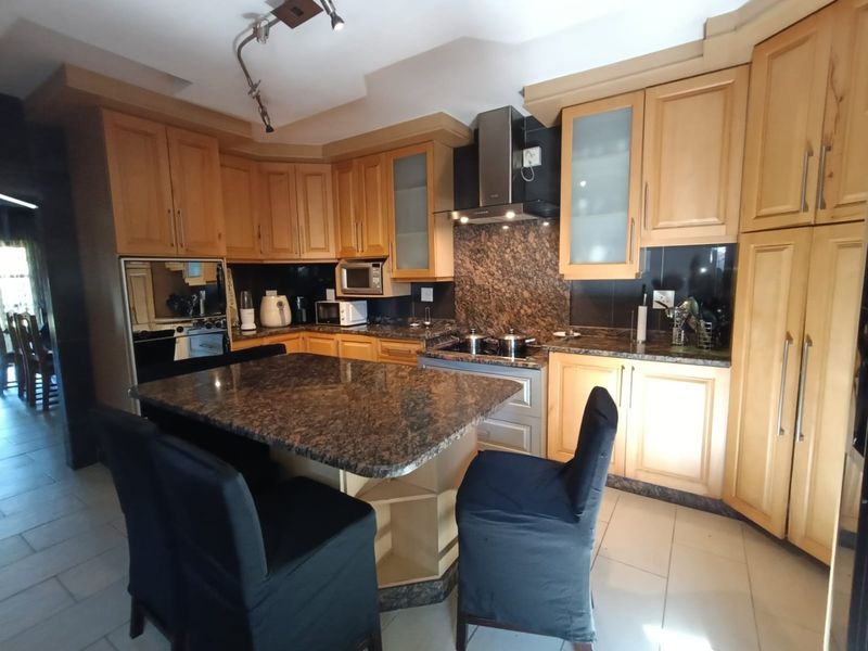 To let in Somerset Park,  4 bedroom double storey home with pool. - Photo 10