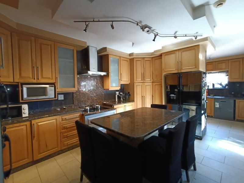 To let in Somerset Park,  4 bedroom double storey home with pool. - Photo 9