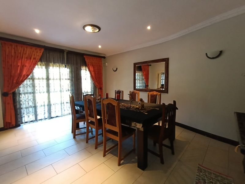 To let in Somerset Park,  4 bedroom double storey home with pool. - Photo 8