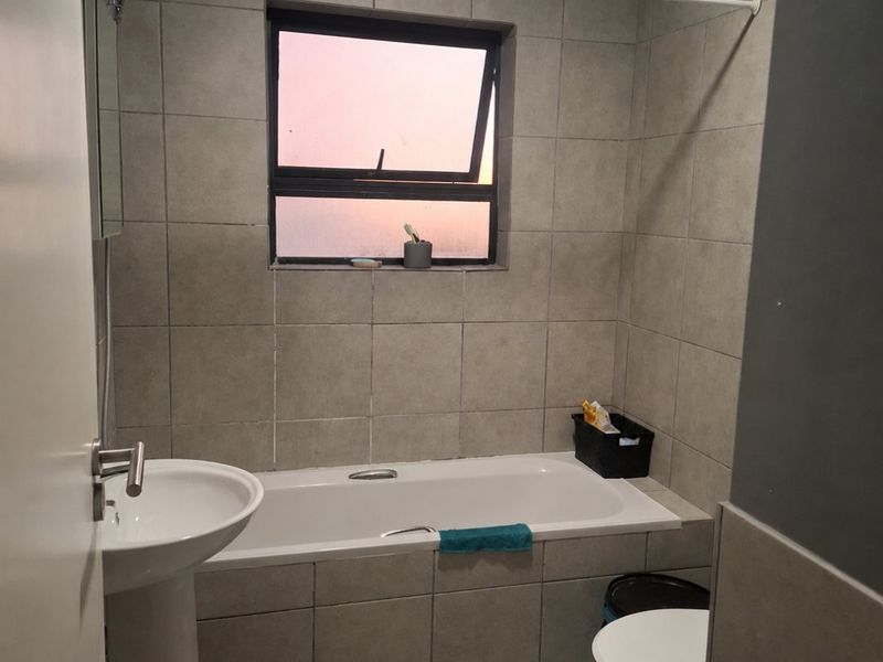 Modern 2-Bed, 2-Bath Apartment – Perfect for Professionals or Young Families - Photo 8