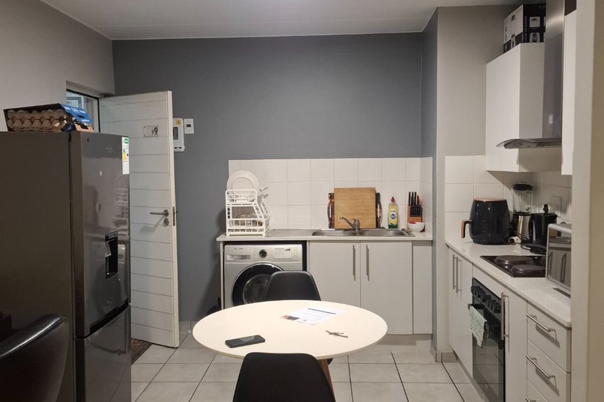 Modern 2-Bed, 2-Bath Apartment – Perfect for Professionals or Young Families - Photo 3