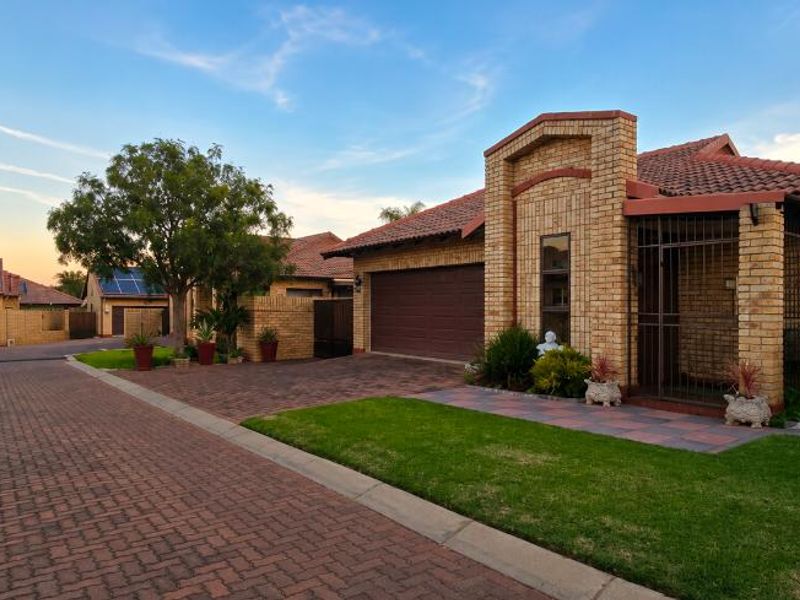 Modern full-title townhouse in a secure 24-hour access-controlled complex.  - Photo 2