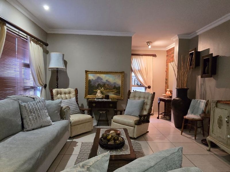 Modern full-title townhouse in a secure 24-hour access-controlled complex.  - Photo 9
