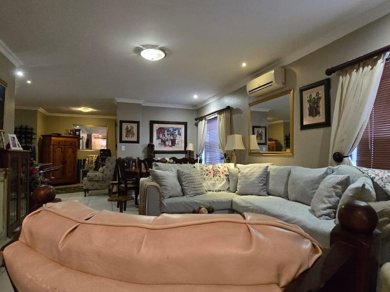 Modern full-title townhouse in a secure 24-hour access-controlled complex.  - Photo 8