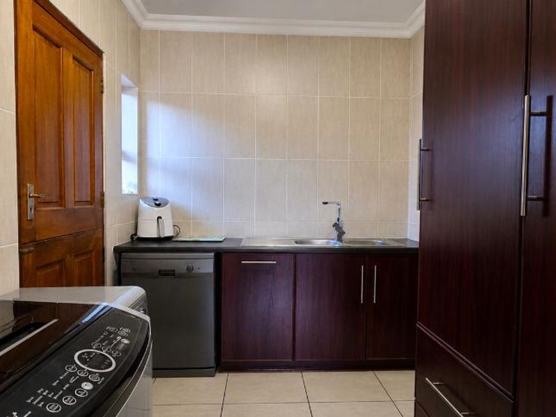 Modern full-title townhouse in a secure 24-hour access-controlled complex.  - Photo 7