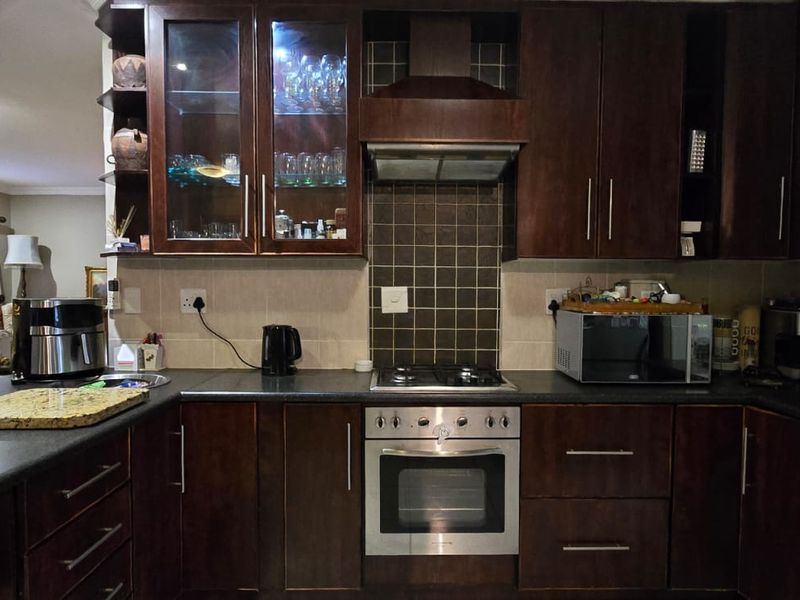 Modern full-title townhouse in a secure 24-hour access-controlled complex.  - Photo 3