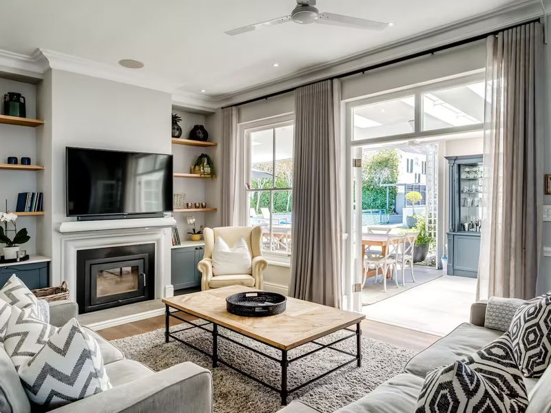 Elegant Family Home To Rent in Prime Claremont Upper - Photo 10