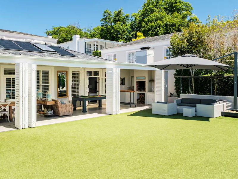 Elegant Family Home To Rent in Prime Claremont Upper - Photo 7