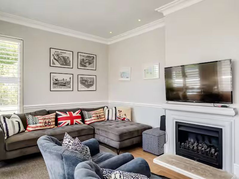Elegant Family Home To Rent in Prime Claremont Upper - Photo 10