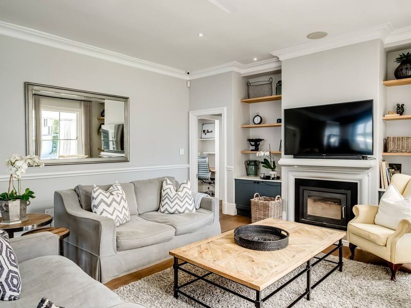 Elegant Family Home To Rent in Prime Claremont Upper - Photo 9