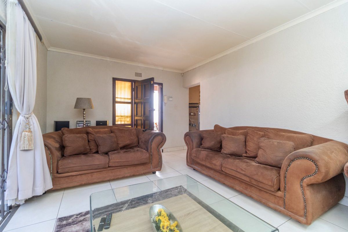 Beautiful 3 Bedroom House for Sale in Klopperpark - Photo 2
