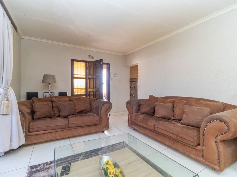 Beautiful 3 Bedroom House for Sale in Klopperpark - Photo 2