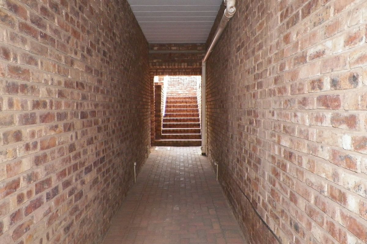 2 Bedroom, 1 Bathroom  Apartment  for Sale in Zwartkop, Centurion - Photo 5
