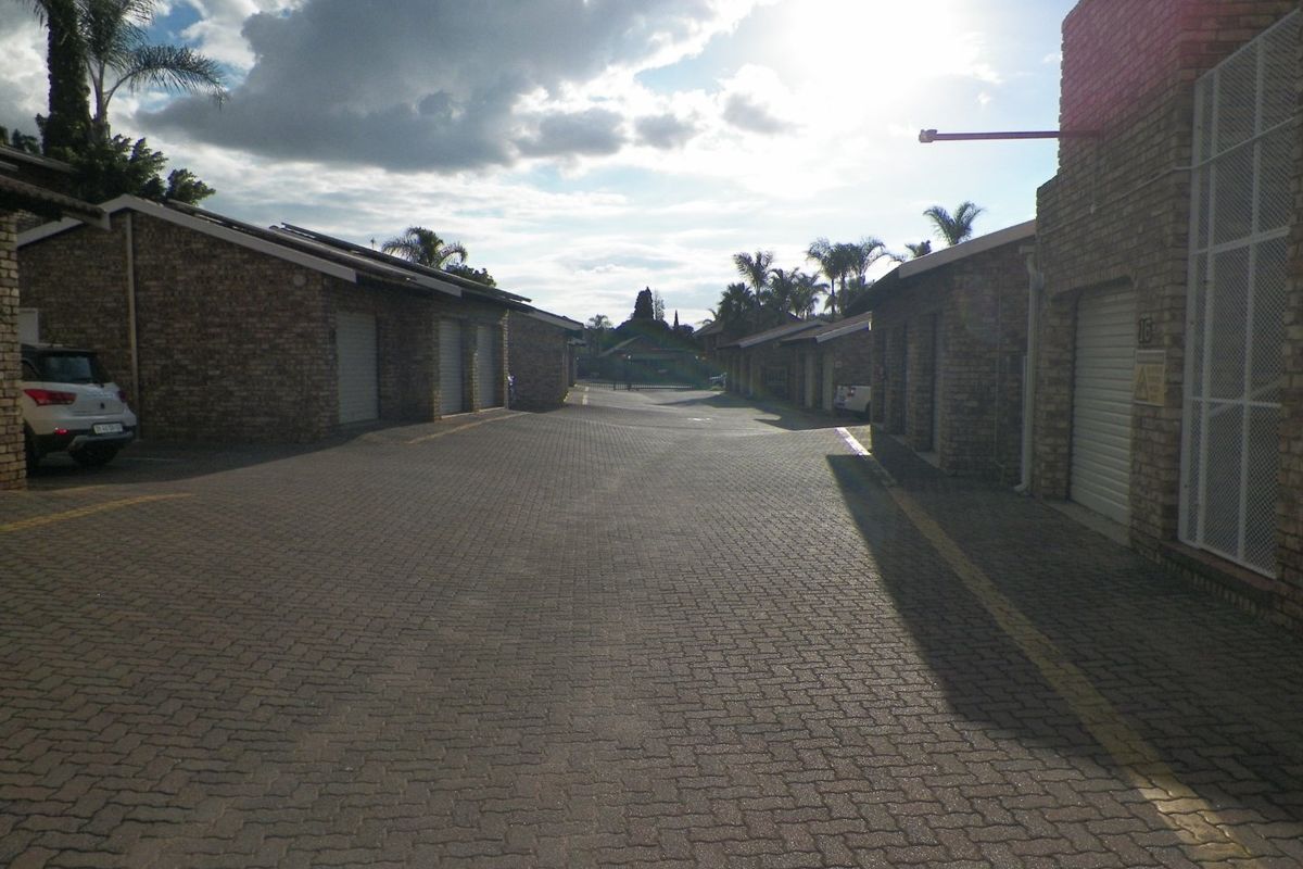 2 Bedroom, 1 Bathroom  Apartment  for Sale in Zwartkop, Centurion - Photo 2