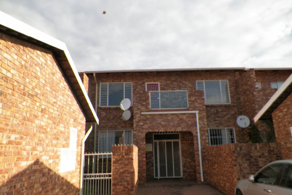 2 Bedroom, 1 Bathroom  Apartment  for Sale in Zwartkop, Centurion - Photo 3