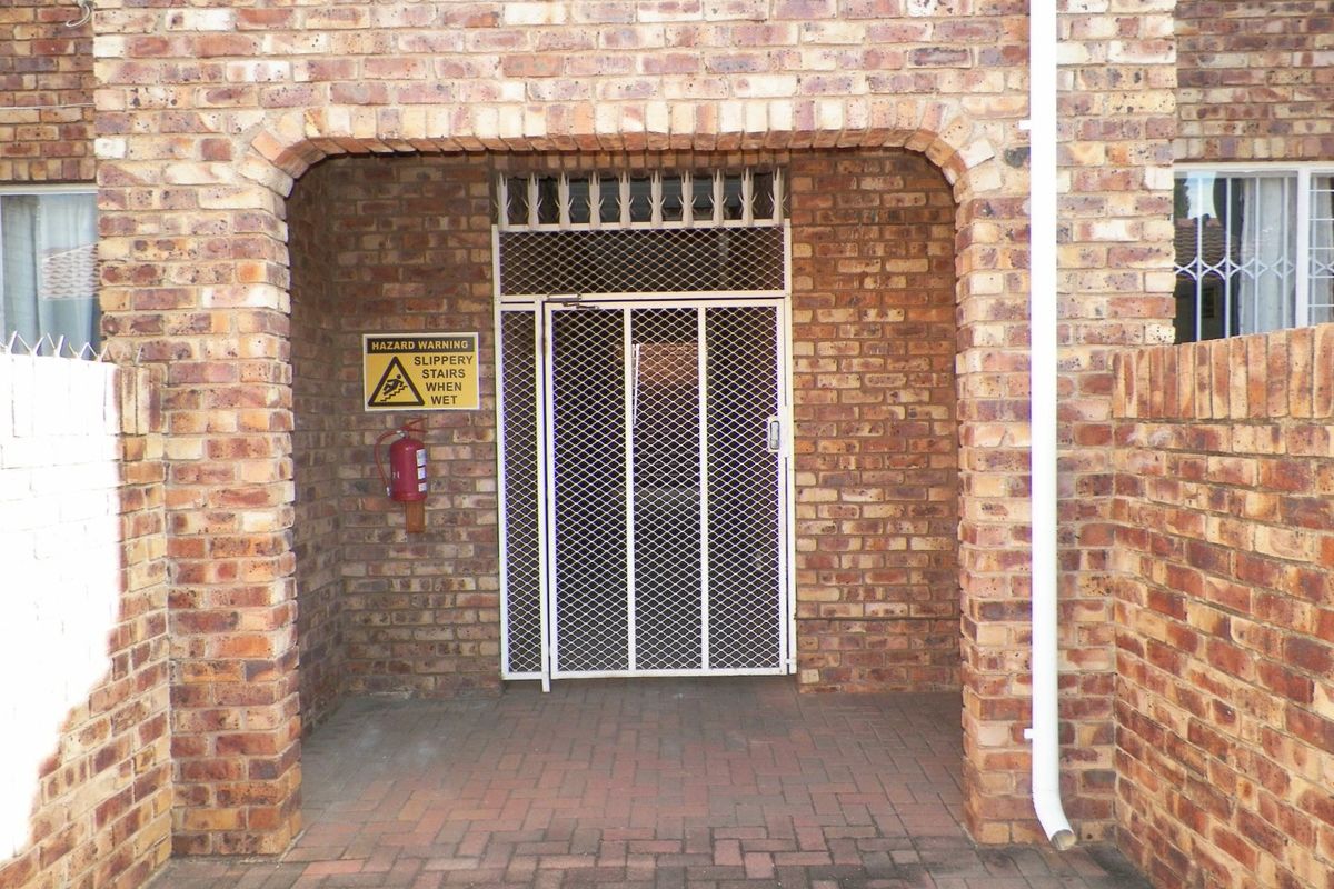 2 Bedroom, 1 Bathroom  Apartment  for Sale in Zwartkop, Centurion - Photo 4