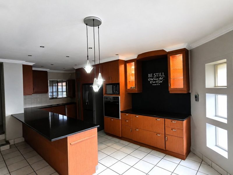 Stunning Family Home for Sale in Faerie Glen – Spacious 3 Bedroom Home with Double Garage and Entertainment Patio - Photo 6