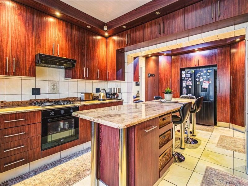 Spacious Family Home with Pool and Excellent Entertainment Areas - Photo 1