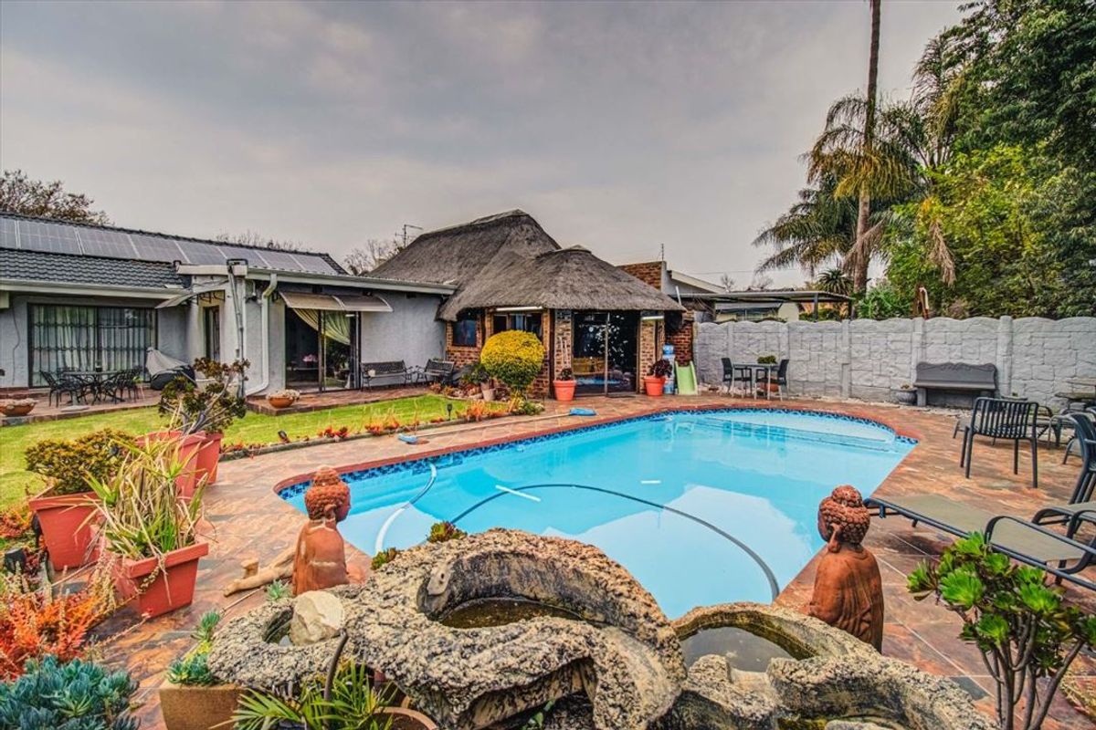 Spacious Family Home with Pool and Excellent Entertainment Areas - Photo 3