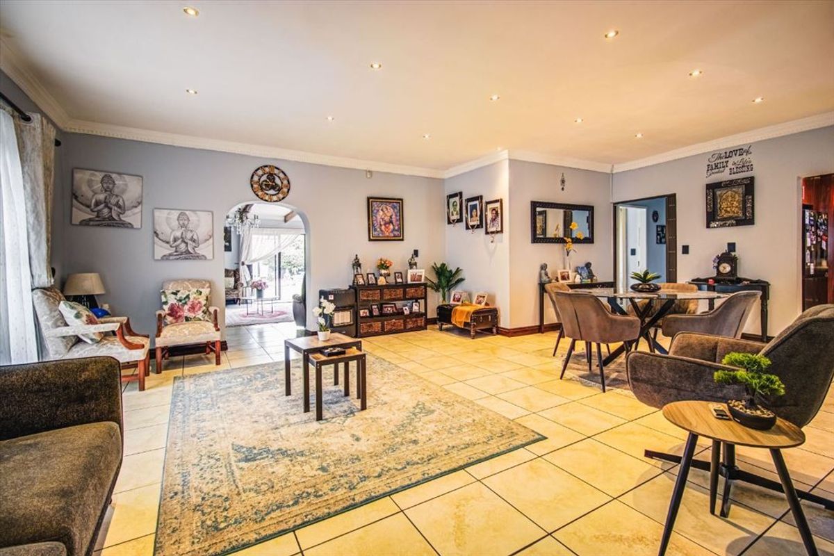 Spacious Family Home with Pool and Excellent Entertainment Areas - Photo 2