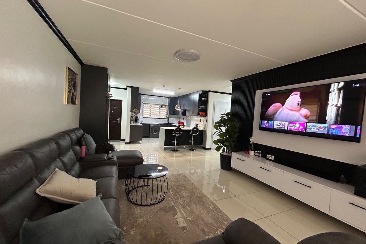3 bedroom modern ground floor apartment  - Photo 3