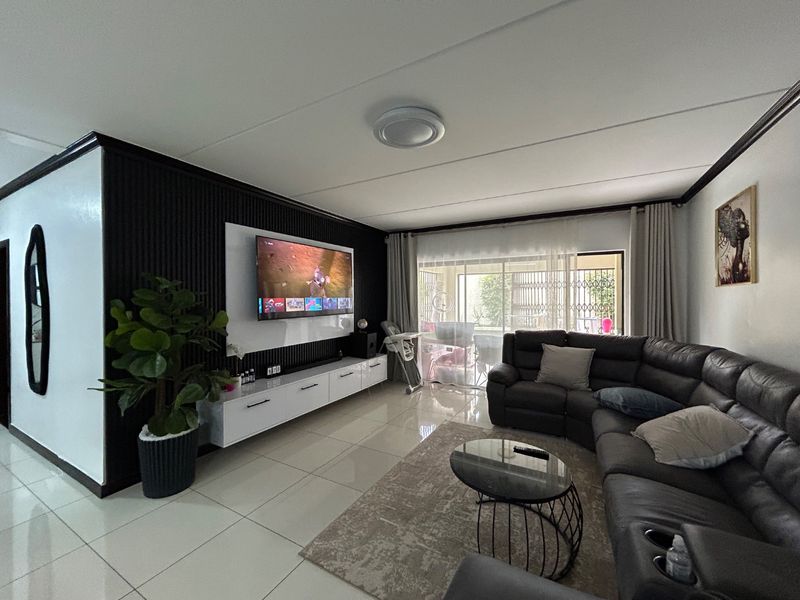 3 bedroom modern ground floor apartment  - Photo 5