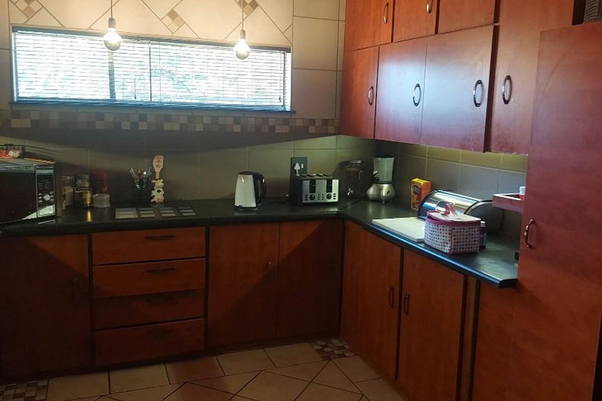 Spacious Family Living with Entertainment Appeal in Lourenspark, Orkney - Photo 3