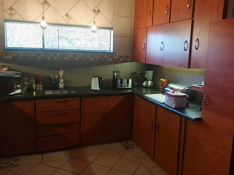 Spacious Family Living with Entertainment Appeal in Lourenspark, Orkney - Photo 3