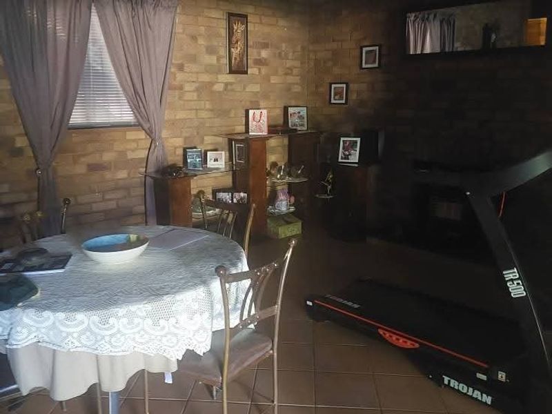 Spacious Family Living with Entertainment Appeal in Lourenspark, Orkney - Photo 7