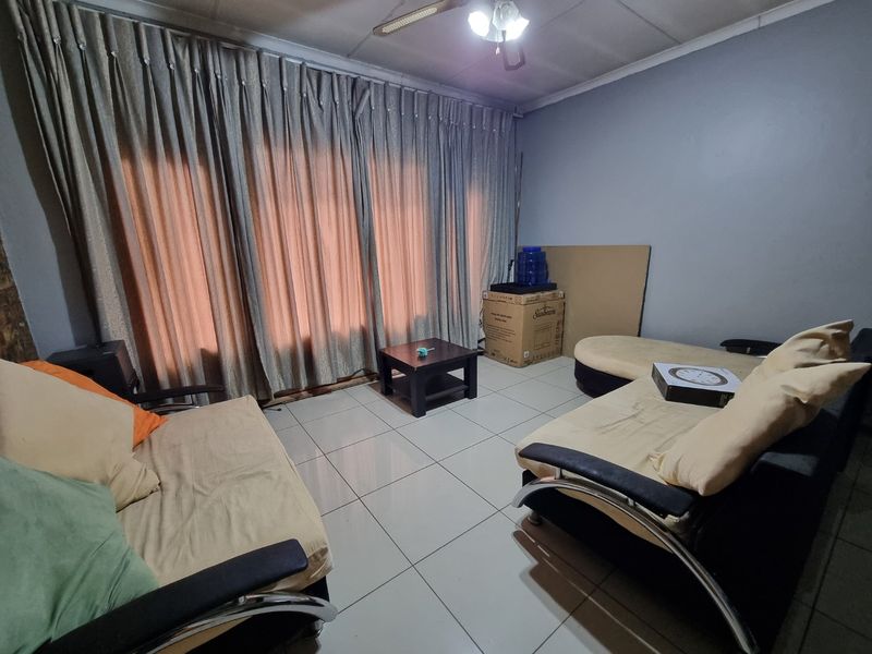 Beautiful Apartment in Zwartkop - 2 Bedroom - Photo 8