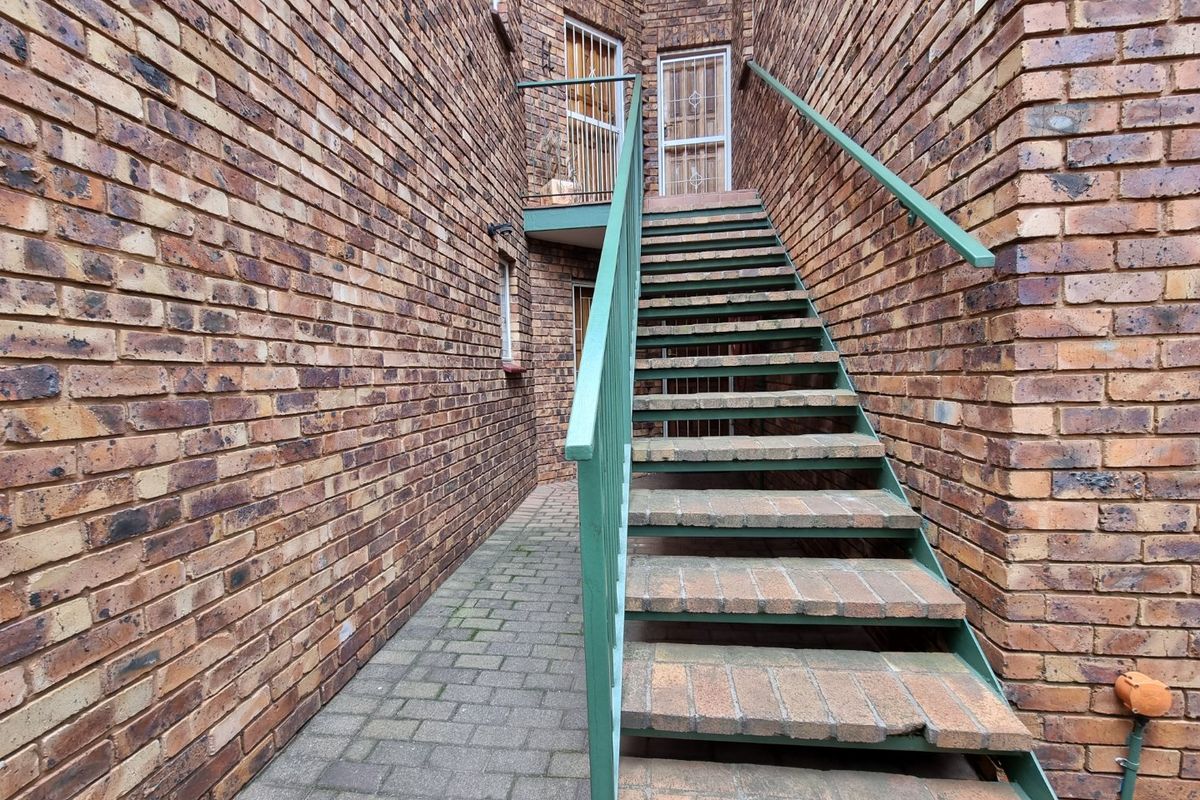Beautiful Apartment in Zwartkop - 2 Bedroom - Photo 4