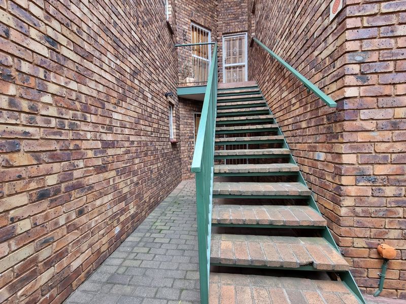 Beautiful Apartment in Zwartkop - 2 Bedroom - Photo 4