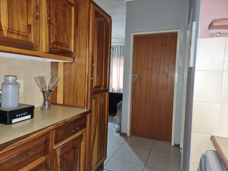 Beautiful Apartment in Zwartkop - 2 Bedroom - Photo 10