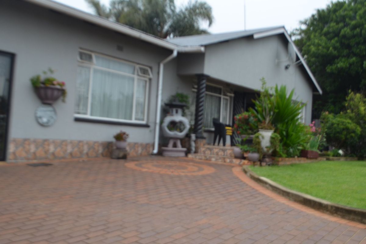 Family home with a spacious flatlet in Krugersdorp - Photo 3