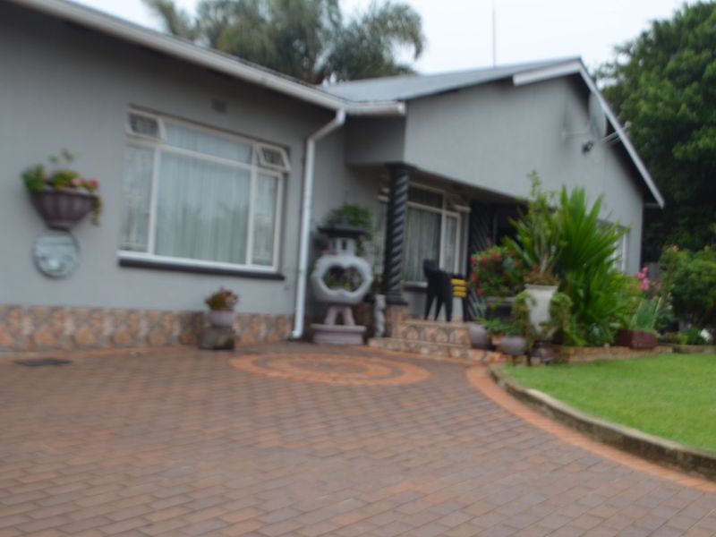 Family home with a spacious flatlet in Krugersdorp - Photo 3