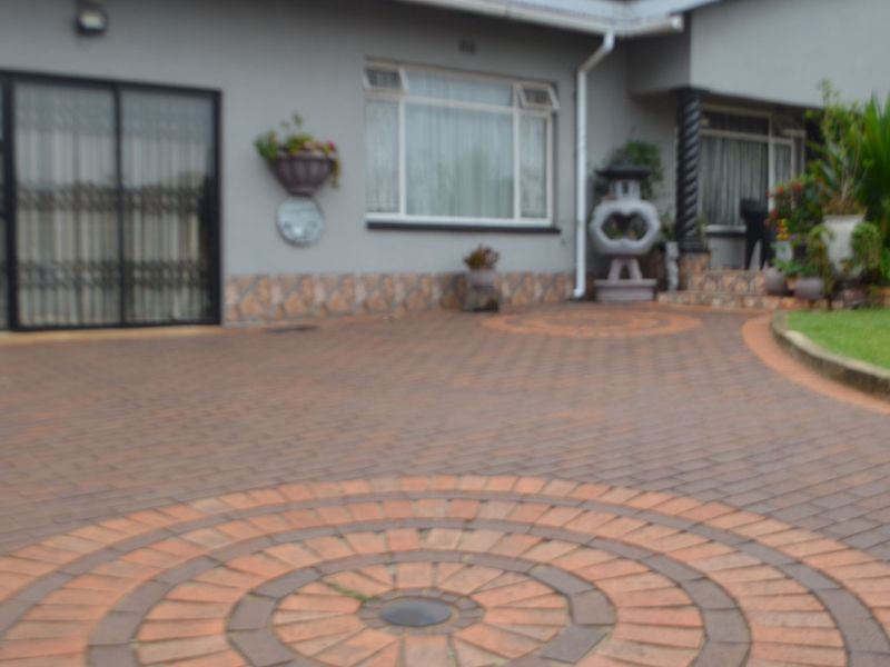 Family home with a spacious flatlet in Krugersdorp - Photo 2