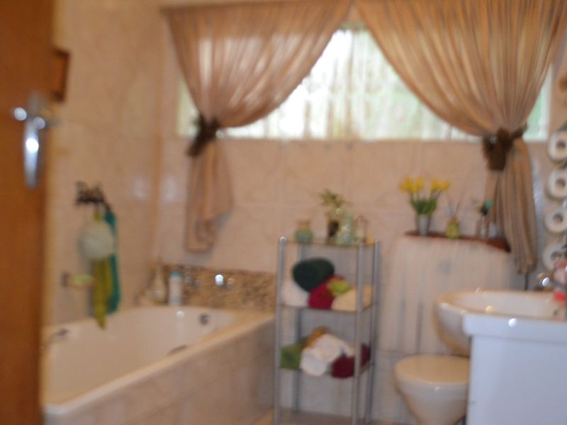 Family home with a spacious flatlet in Krugersdorp - Photo 10