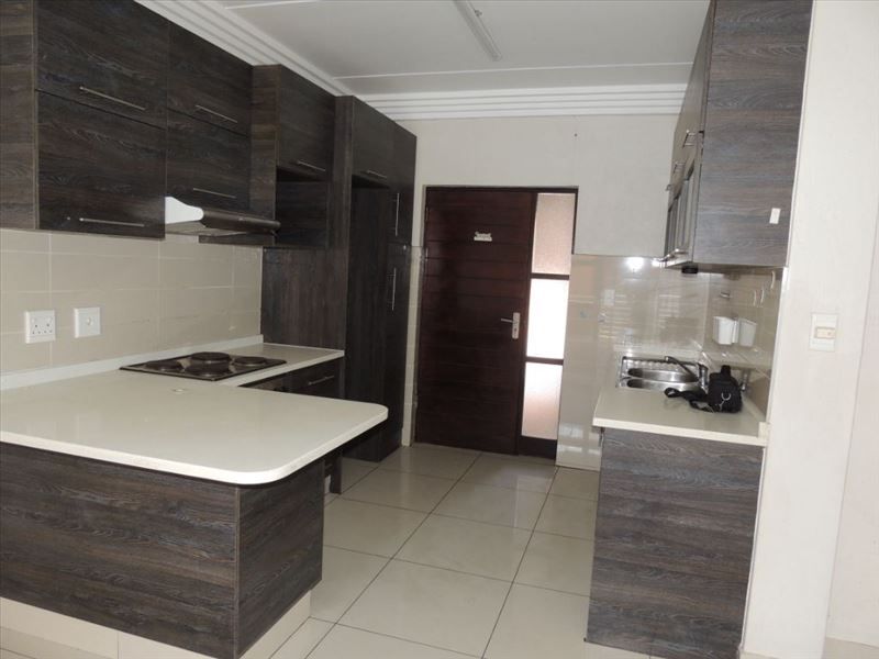Spacious 3-Bedroom Family Home with En-Suite Comfort - Photo 1