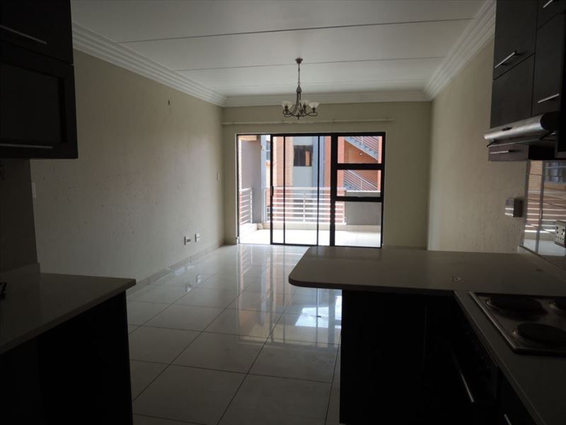 Spacious 3-Bedroom Family Home with En-Suite Comfort - Photo 2