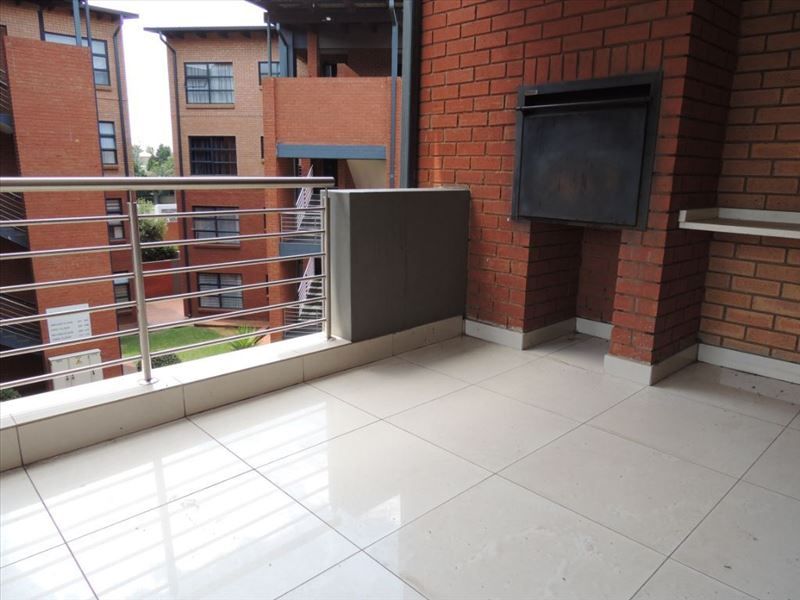 Spacious 3-Bedroom Family Home with En-Suite Comfort - Photo 3
