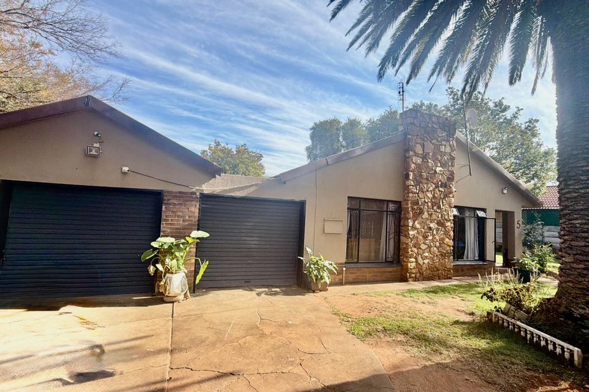 3 Bedroom House for sale in Wilkoppies - Photo 2